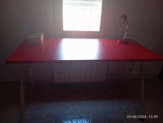 Mesa de estudio roja y blanca