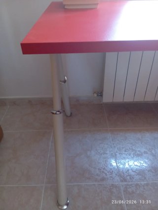 Mesa de estudio roja y blanca