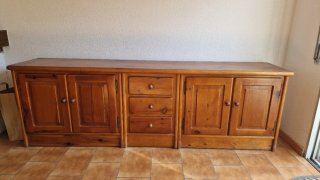 Aparador de madera con cajones y puertas