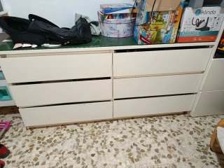 Cómoda blanca con tapa de cristal verde