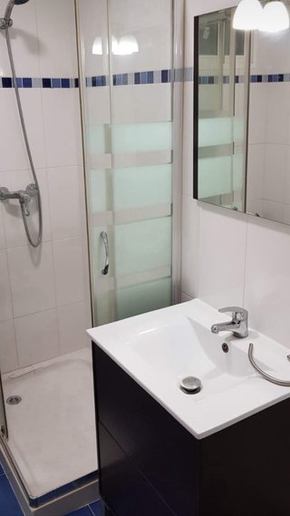 Inmueble con una planta baja mas dos pisos.