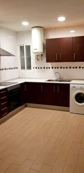 Inmueble con una planta baja mas dos pisos.