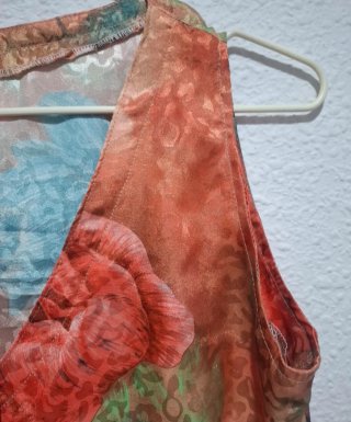Top floral sin mangas