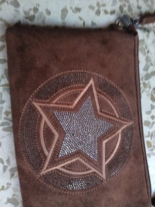 Bolso marrón con estrella y tachuelas