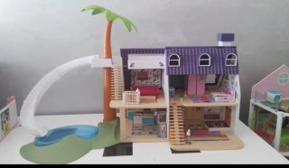 Casa de muñecas con tobogán y piscina