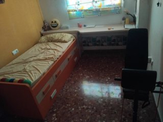Cama, escritorio, zapatero, percha y estor
