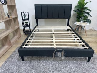 Cama moderna con cabecero acolchado, resistente