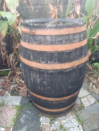 Barril antiguo de madera