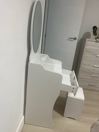 Tocador blanco con espejo y taburete
