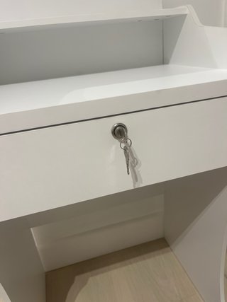 Tocador blanco con espejo y taburete