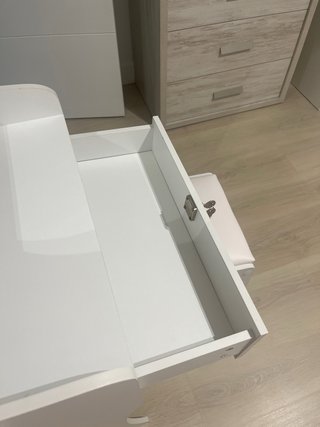 Tocador blanco con espejo y taburete