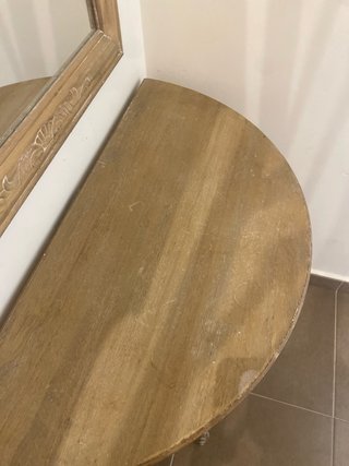 Recibidor madera y blanco