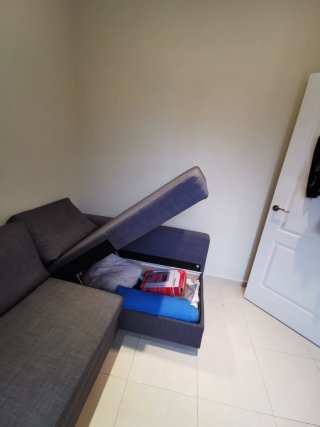 Sofá cama gris de tela casi nueva