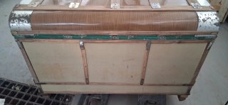 Baúl de madera antiguo con detalles metálicos