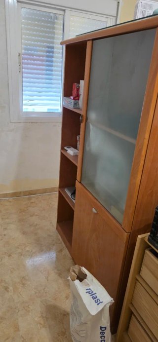 Mueble madera y cristal