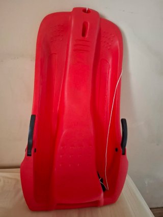 Trineo de plástico rojo