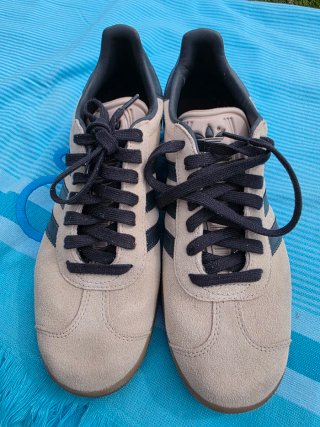 Zapatillas Adidas Gazelle Beige y Negro 41-1/3