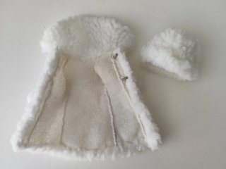 Abrigo y gorro para Chabel. Hecho a mano.