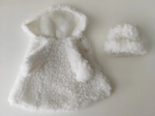 Abrigo y gorro para Chabel. Hecho a mano.