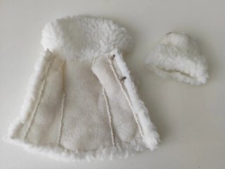 Abrigo y gorro para Chabel. Hecho a mano.