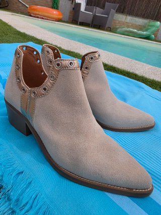 Botines Lol Beige Ante con Detalles Dorados