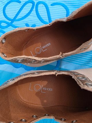 Botines Lol Beige Ante con Detalles Dorados