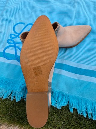 Botines Lol Beige Ante con Detalles Dorados