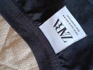 T-shirt nera con stampa oro