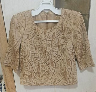 Conjunto chaqueta, chaleco y falda beige/dorado