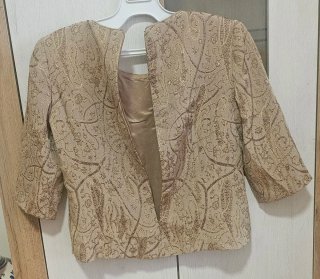 Conjunto chaqueta, chaleco y falda beige/dorado