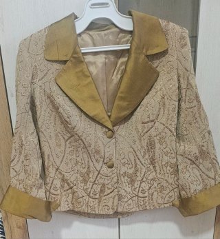 Conjunto chaqueta, chaleco y falda beige/dorado