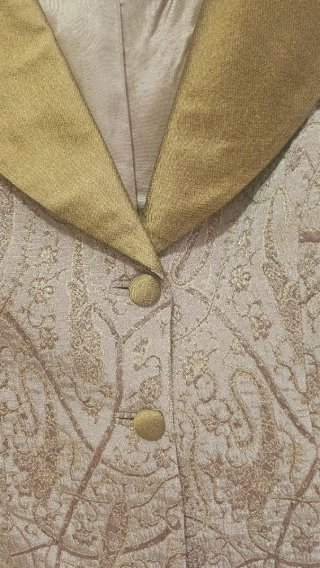 Conjunto chaqueta, chaleco y falda beige/dorado