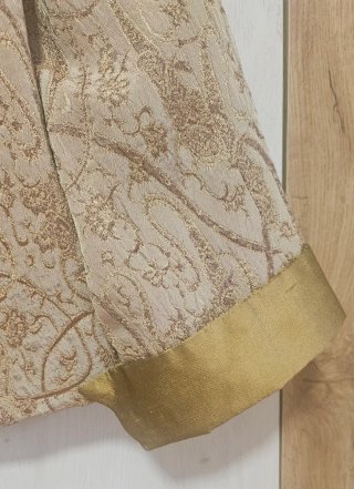 Conjunto chaqueta, chaleco y falda beige/dorado