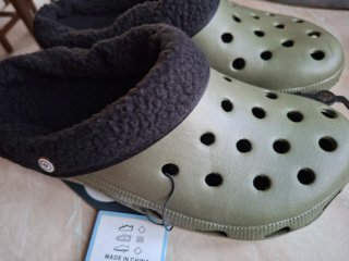 Ciabatte tipo Crocs con pelliccia removibile