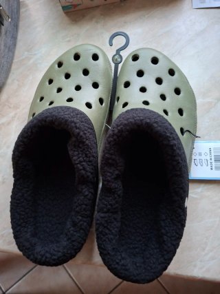 Ciabatte tipo Crocs con pelliccia removibile