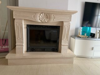 Chimenea Mármol Beige y Negro con Cristal