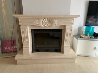 Chimenea Mármol Beige y Negro con Cristal