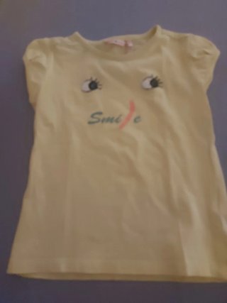 Camiseta amarilla con cara sonriente