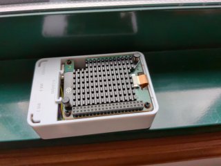 Raspberry Pi 5 8GB + Hailo 10 + cargador oficial.