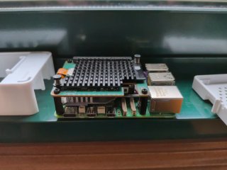 Raspberry Pi 5 8GB + Hailo 10 + cargador oficial.