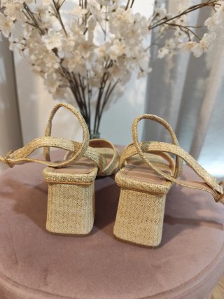 Sandalias tacón beige y dorado talla 38