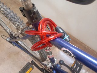 Bicicleta azul y plata