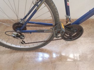 Bicicleta azul y plata