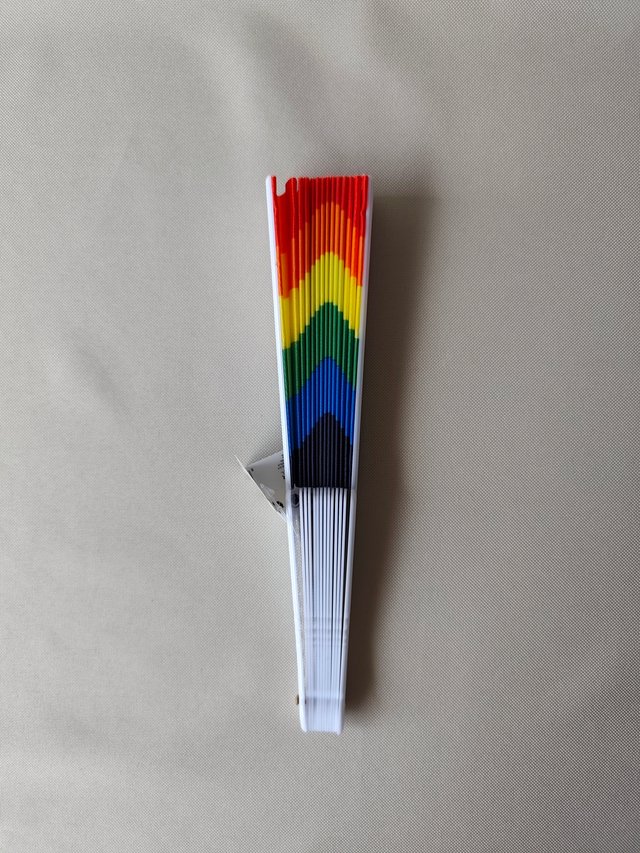 Abanico grande con varillaje blanco - LGTBI