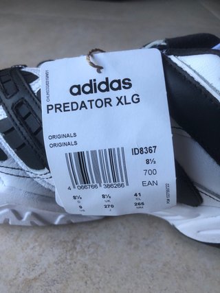 Zapatillas deportivas blancas y negras,