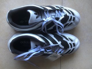 Zapatillas deportivas blancas y negras,