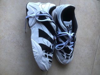 Zapatillas deportivas blancas y negras,