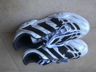 Zapatillas deportivas blancas y negras,