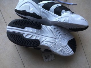 Zapatillas deportivas blancas y negras,