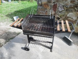 Parrilla metálica con detalles de madera